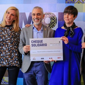 SP Televisão delivers a solidarity cheque to APAV